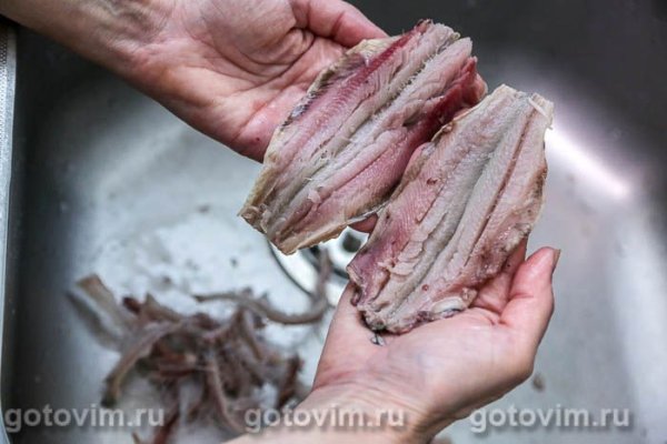 Филе салаки в яйце и муке, жаренное в мультиварке