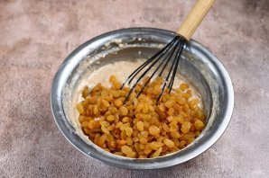 Пирог постный с изюмом