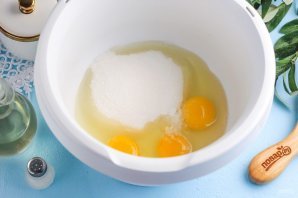 Шарлотка с яблоками на сковороде