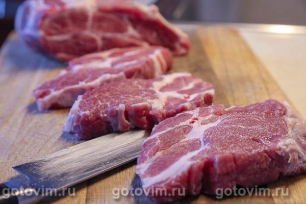 Стейки из свиной шеи с соусом из изюма и горчицы