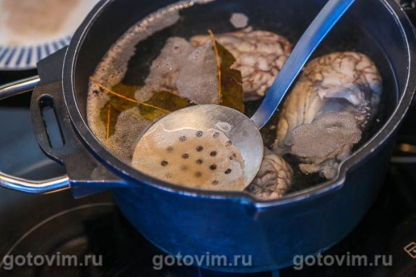 Тартинки из ржаного хлеба с телячьими мозгами и грибным соусом