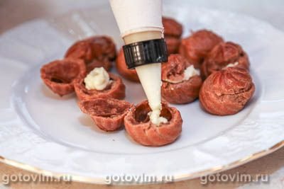 Шоколадные профитроли с масляным кремом с маскарпоне