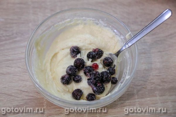 Творожная запеканка с черной смородиной в микроволновке