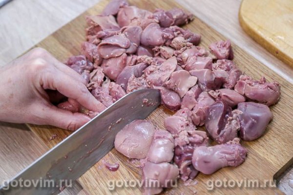Куриная печень с яблоками, луком и сметаной в мультиварке