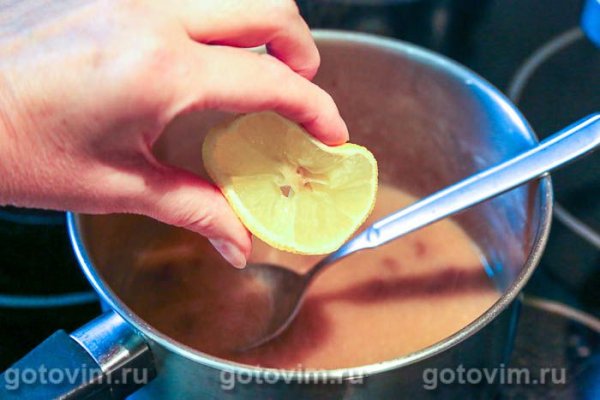 Стейки из свиной шеи с соусом из изюма и горчицы