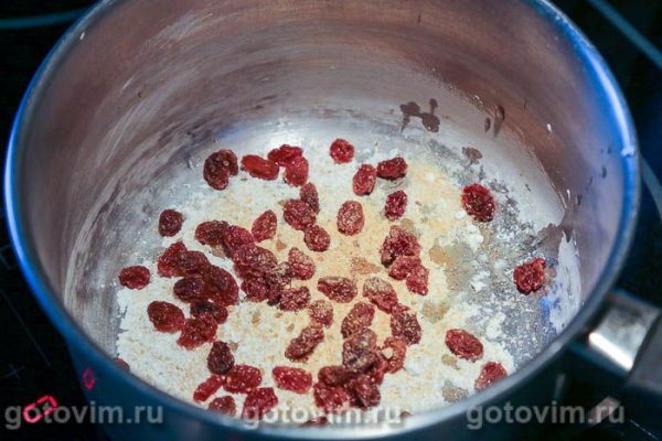 Стейки из свиной шеи с соусом из изюма и горчицы