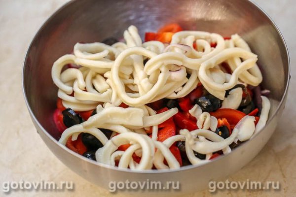 Салат греческий с кальмарами и овощами