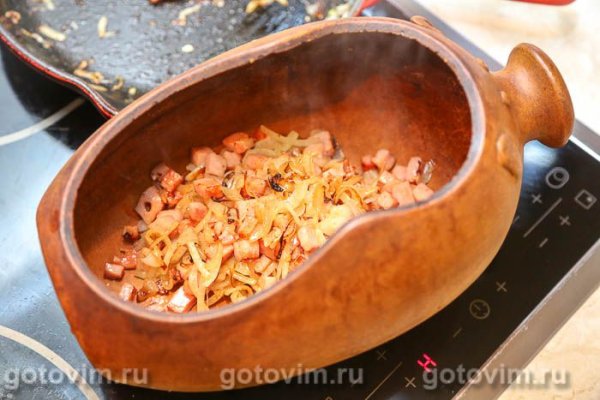 Кролик в горшочке с беконом и луком Кролик в горшочке с беконом и луком