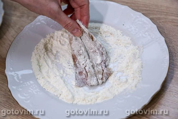Филе салаки в яйце и муке, жаренное в мультиварке