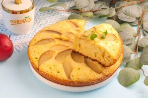 Шарлотка с яблоками на сковороде