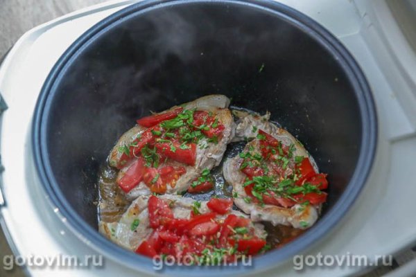 Свиные отбивные, обжаренные в мультиварке с помидорами и моццарелой