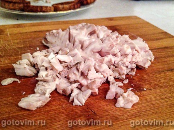 Тартинки из ржаного хлеба с телячьими мозгами и грибным соусом