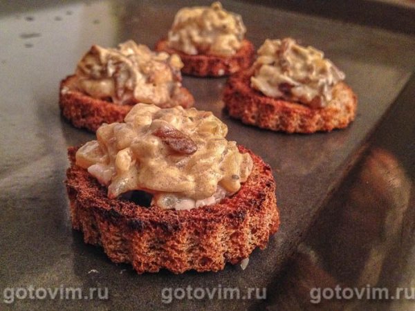 Тартинки из ржаного хлеба с телячьими мозгами и грибным соусом