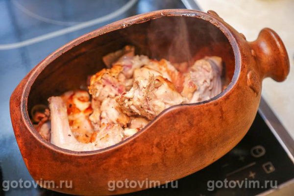 Кролик в горшочке с беконом и луком Кролик в горшочке с беконом и луком