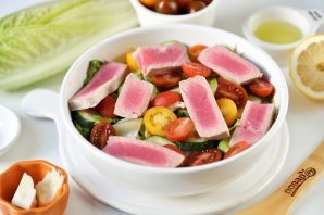 Салат с отварным тунцом