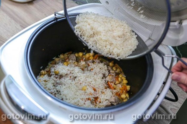 Плов со свининой и нутом в мультиварке