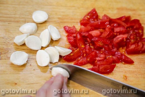 Свиные отбивные, обжаренные в мультиварке с помидорами и моццарелой