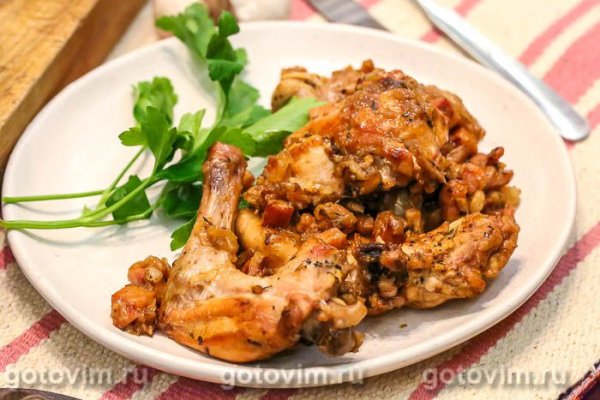 Кролик в горшочке с беконом и луком Кролик в горшочке с беконом и луком