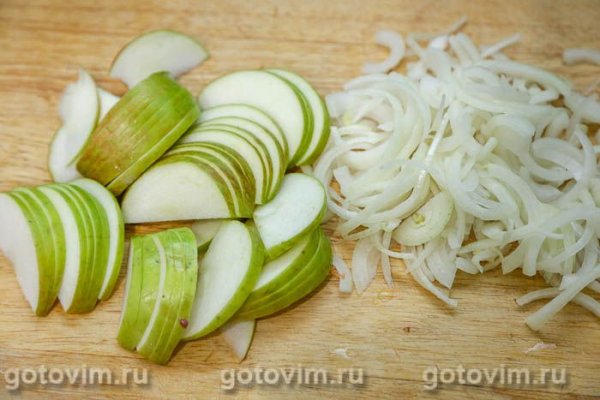 Куриная печень с яблоками, луком и сметаной в мультиварке