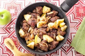 Печень с луком и яблоками