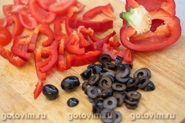 Салат греческий с кальмарами и овощами