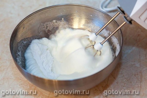 Рулет из кокосового бисквита с творожной начинкой и облепиховым желе