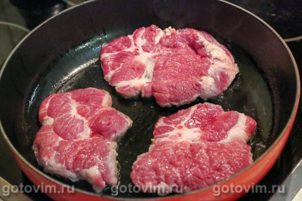 Стейки из свиной шеи с соусом из изюма и горчицы