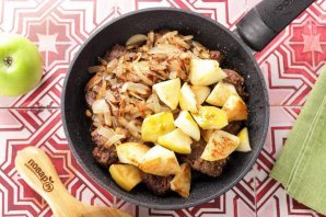 Печень с луком и яблоками