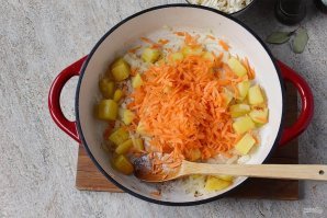 Овощное рагу с картофелем и капустой
