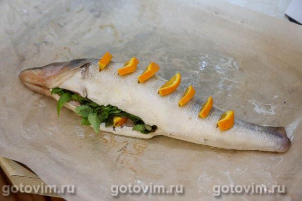 Судак с апельсинами, запеченный в пергаменте