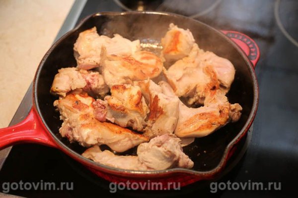 Кролик в горшочке с беконом и луком Кролик в горшочке с беконом и луком