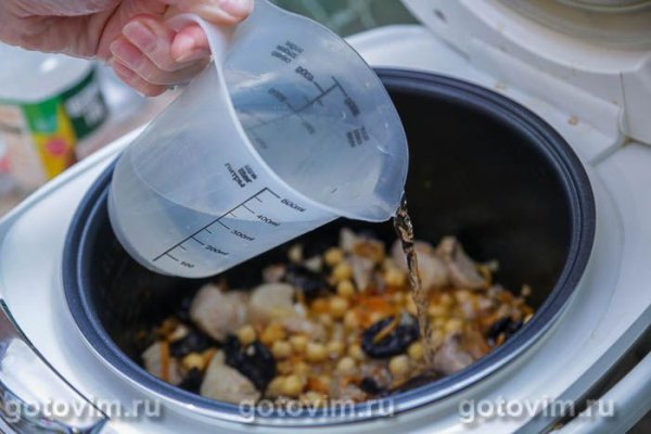 Плов со свининой, нутом и черносливом в мультиварке