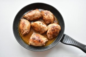 Куриные бедра в соусе