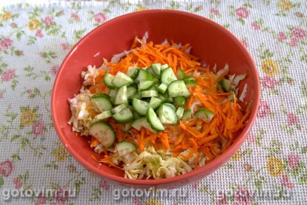 Салат из молодой капусты и огурцов с куркумой (для шашлыка и гриля)