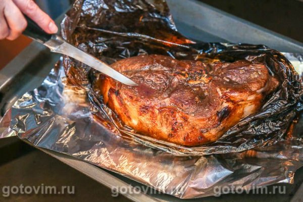 Свинина большим куском, запеченная в рукаве с гранатовым маринадом