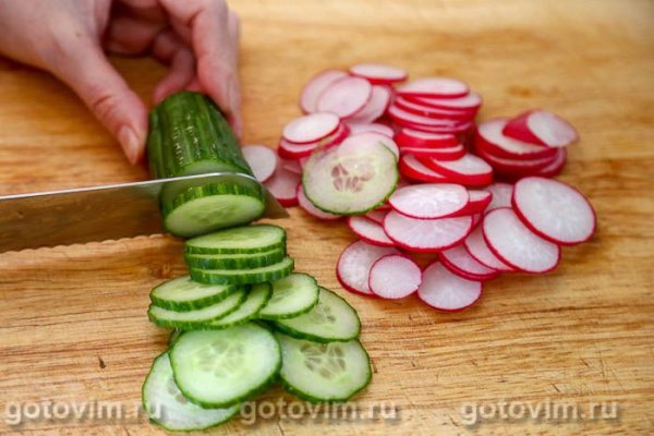 Салат из щавеля с огурцом, яйцом, редисом и горчичной заправкой