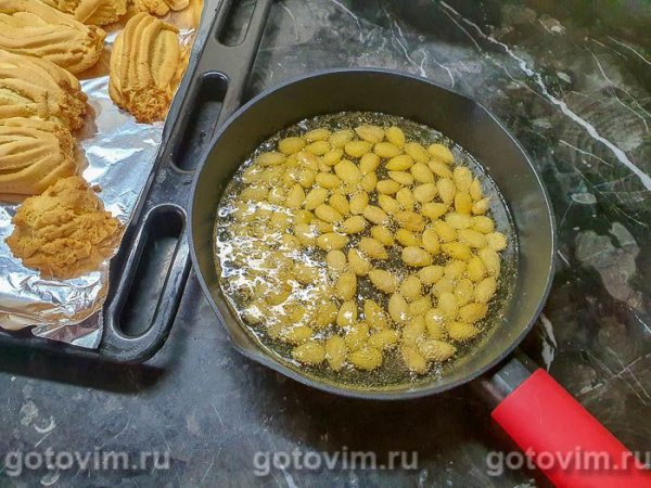 Десерт &laquo;Муравейник&raquo; с жареным миндалем