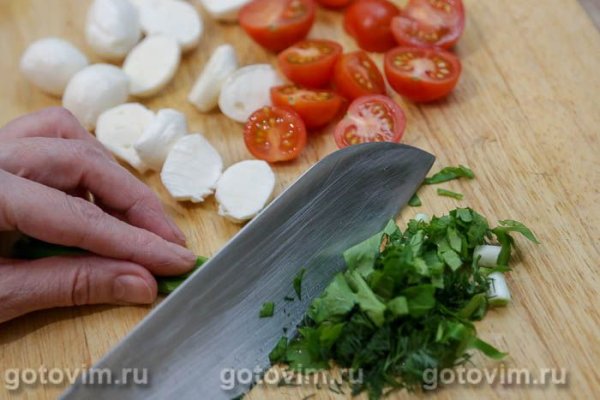 Салат с моцареллой, жареным картофелем‑бэби и помидорами