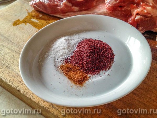 Свинина, запечённая с сумахом и кайенским перцем