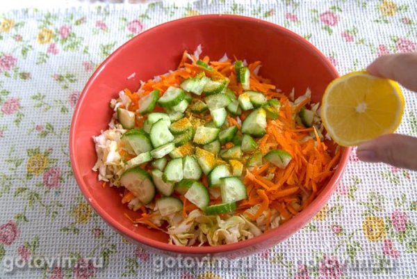 Салат из молодой капусты и огурцов с куркумой (для шашлыка и гриля)