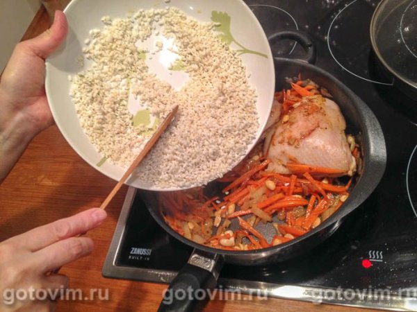 Курица с рисом и арахисом на сковородке в азиатском стиле