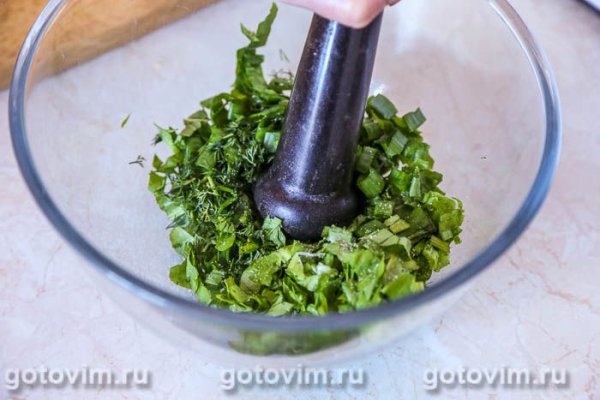 Салат из щавеля с огурцом, яйцом, редисом и горчичной заправкой