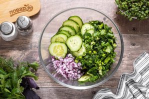 Салат из огурцов и зелени