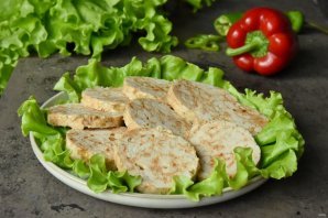 Рулет из куриной грудки с паприкой