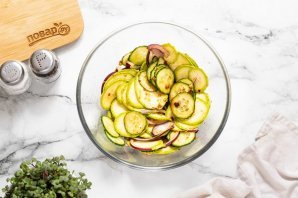 Азиатский салат из кабачка