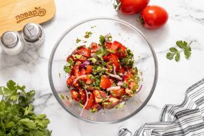 Салат с помидорами и кинзой
