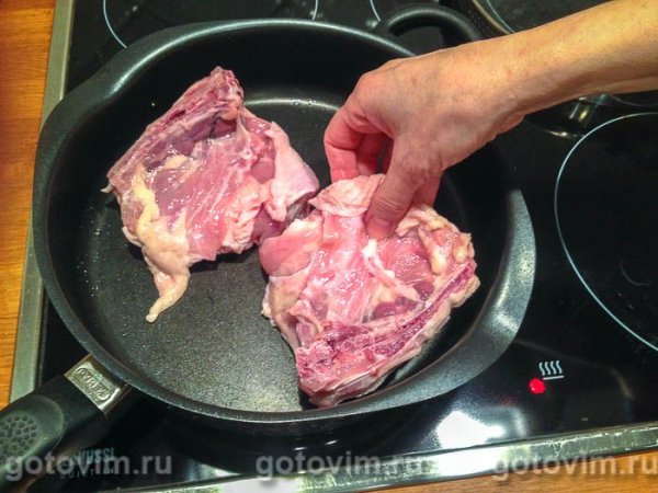 Курица с рисом и арахисом на сковородке в азиатском стиле