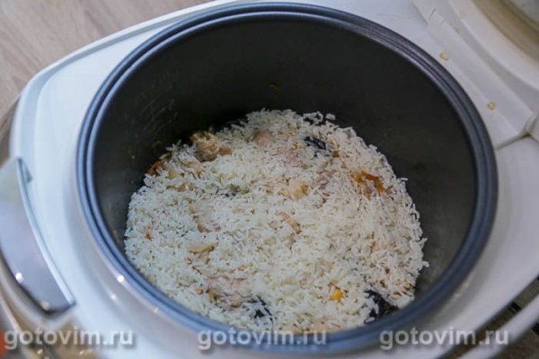 Плов со свининой, нутом и черносливом в мультиварке