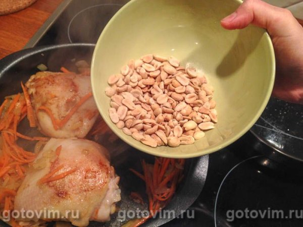 Курица с рисом и арахисом на сковородке в азиатском стиле