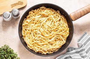 Лапша с соусом мисо